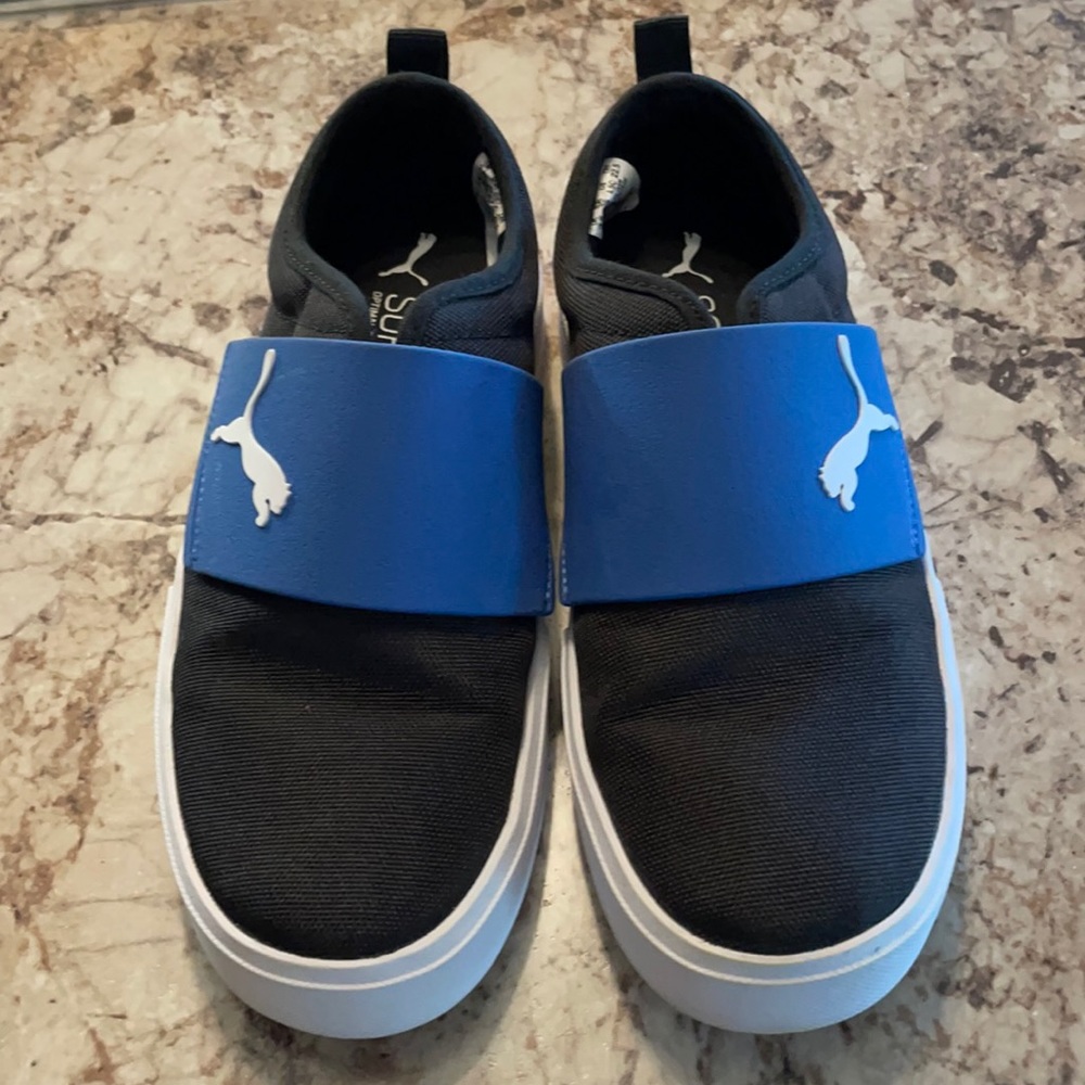 Like new boys puma sneakers
